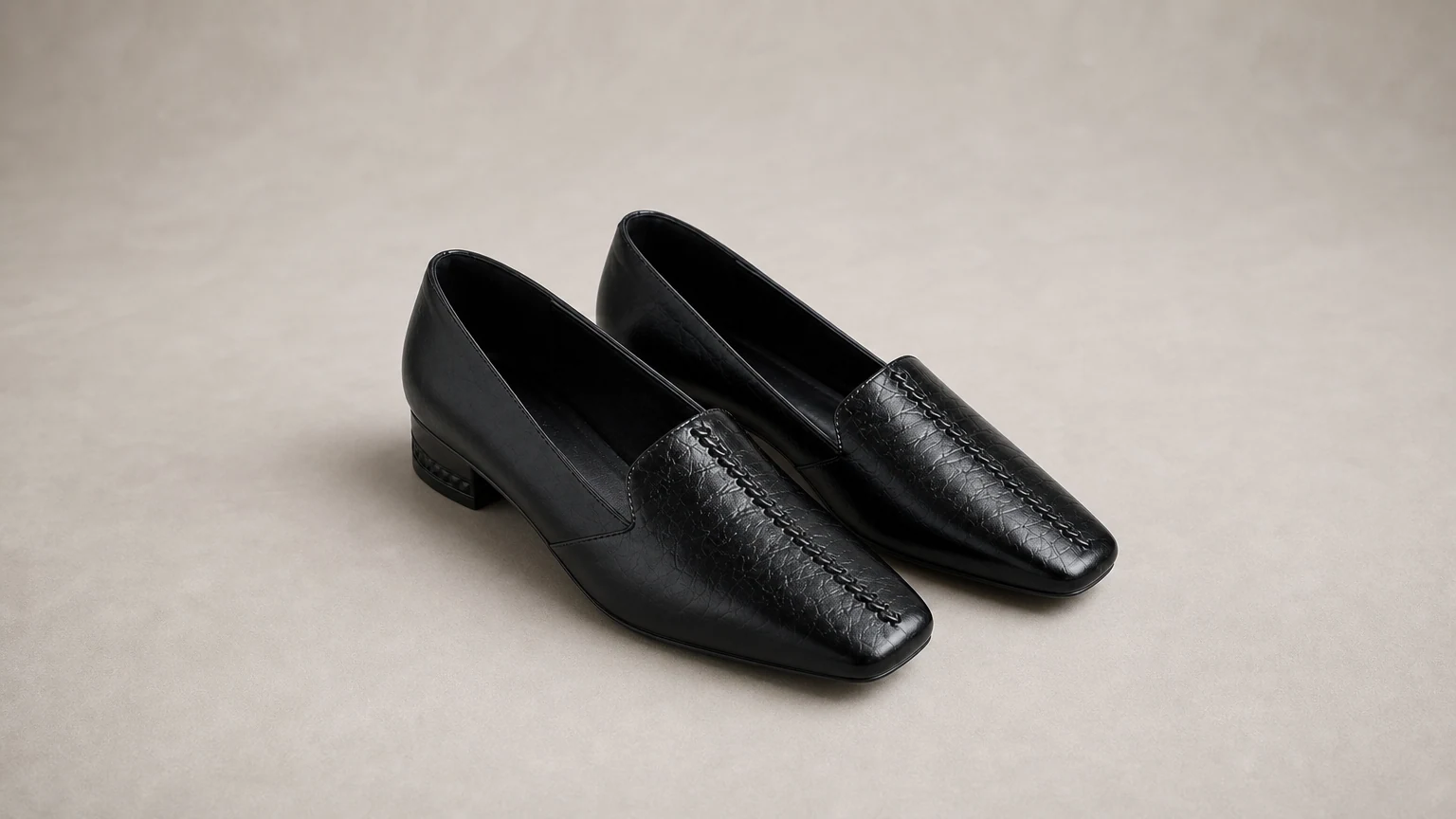 Mocassins de bureau en similicuir brillant ornés d'une scène horizontale