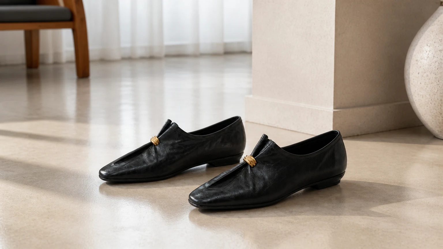 Mocassins rétro légers et plissés pour tous les jours, conçus dans une scène de style de vie horizontale.