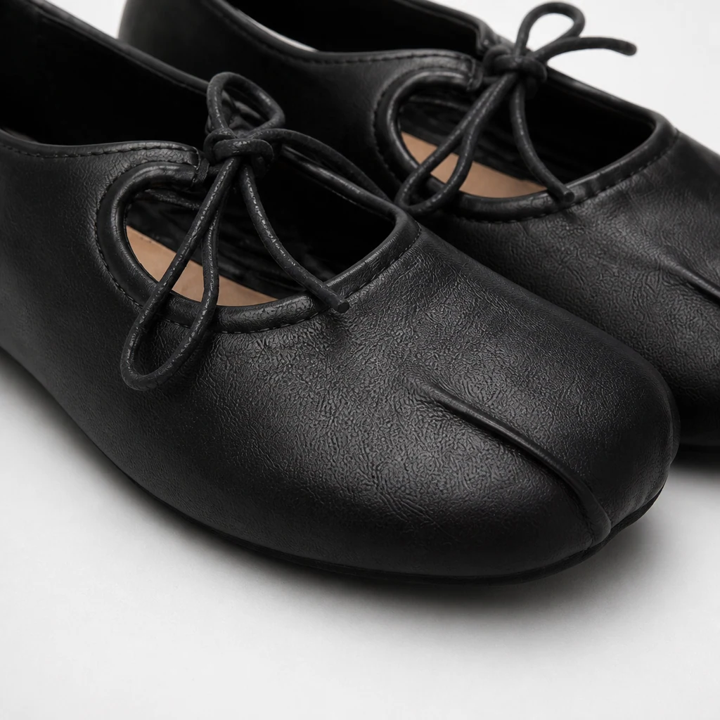 Detalle en primer plano de la parte superior suave y la construcción de cordones en los zapatos planos para caminar.