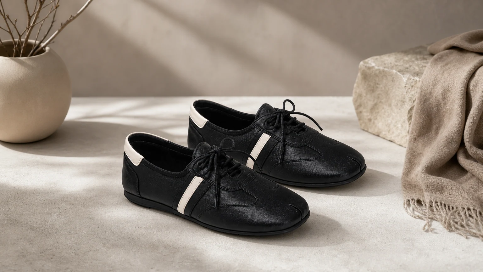 Mocassins noirs à lacets et bout carré, confort sportif, présentés dans une scène de style de vie horizontale