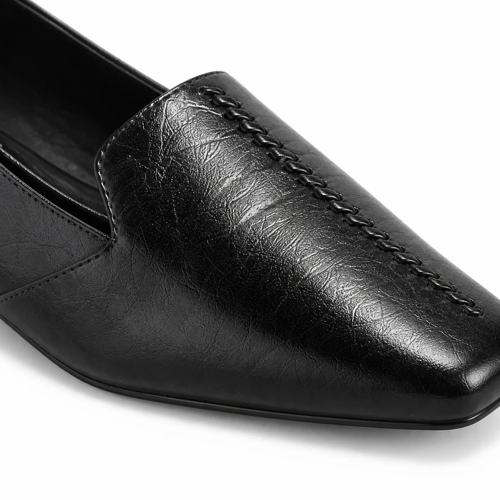 Gros plan sur le matériau et les coutures des mocassins en similicuir brillant